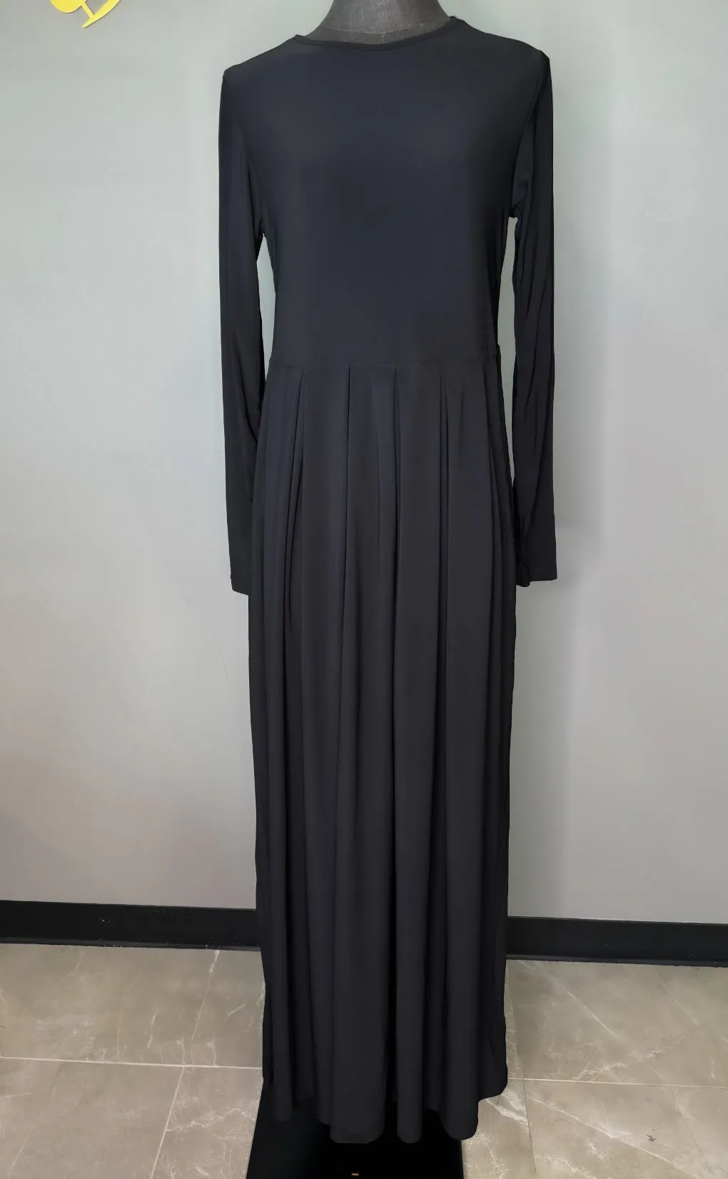 Basic Maxi Pleat Dress - Black