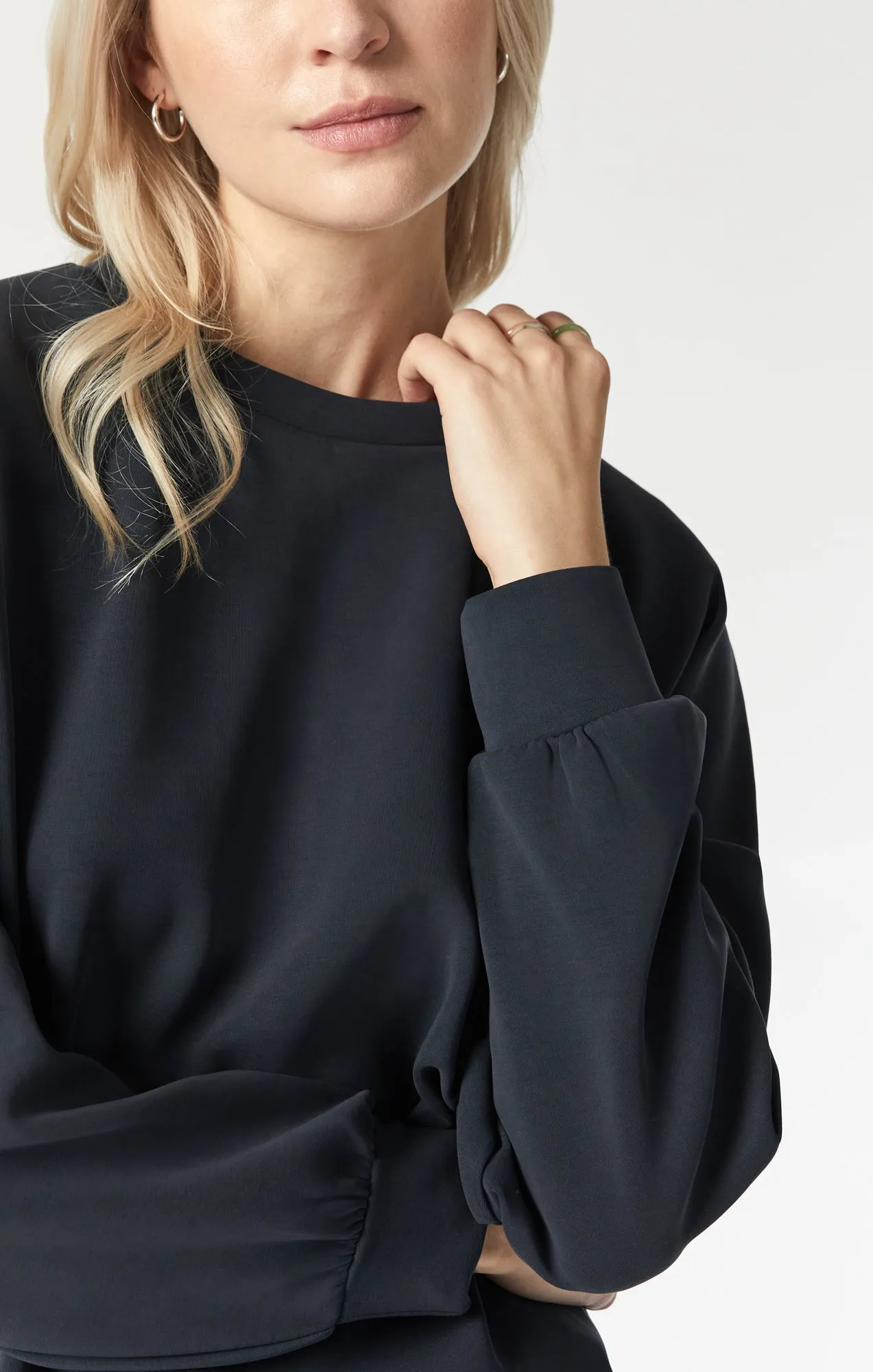 WOMEN'S CREW NECK SWEATSHIRT IN BLACK